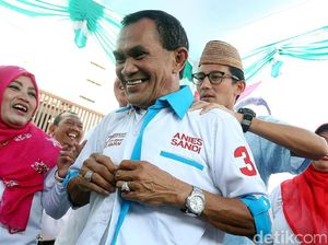 Kampanye di Tanah Abang, Sandiaga Pijat Relawan Kampanye di Tanah Abang, Sandiaga Pijat Relawan