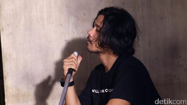 Lihat Chicco Jerikho Lagi Ngepel, Naksir?