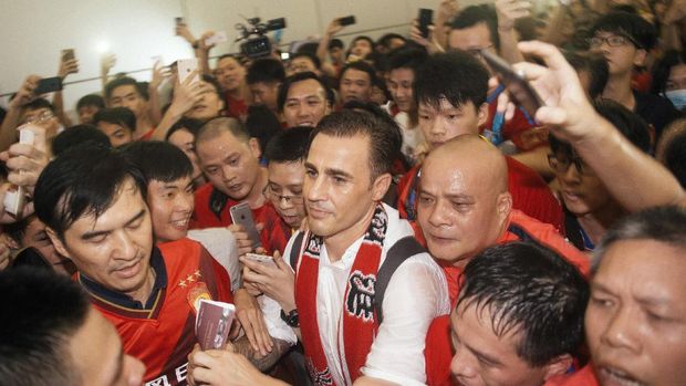 This picture taken on June 8, 2015 shows football fans seeing off the former head coach of Chinese club Guangzhou Evergrande Fabio Cannavaro (C) he leaves Baiyun airport in Guangzhou, south China's Guangdong province. Former Brazil coach Luiz Felipe Scolari was unveiled as the new manager of Chinese champions Guangzhou Evergrande on June 4, replacing Fabio Cannavaro just six months after the Italian took up the reins.     CHINA OUT     AFP PHOTO / AFP PHOTO / STR