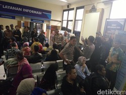 Tarif Baru STNK Berlaku Hari Ini, Warga Antre di Samsat Bandung Timur