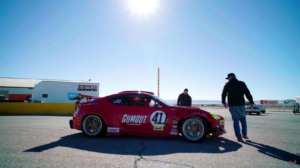Toyota GT86 Bermesin Ferrari Beraksi