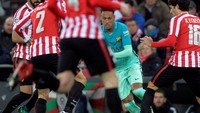 Neymar mendapat pengawalan ketat dari para pemain Athletic Bilbao. Pool/Vincent West/Reuters/detikFoto.