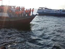 KM Mutiara Sentosa I Terombang-ambing Berjam-jam, Penumpang Telantar