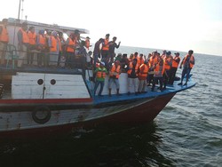 Tabur Bunga dan Doa Bersama Digelar di Lokasi Insiden KM Zahro