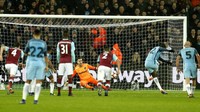 Yaya Toure membobol gawang West Ham United lewat titik putih di menit ke-33. Pool/John Sibley/Reuters/detikFoto.