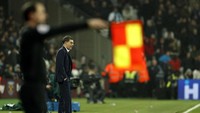 Slaven Bilic tampak serius mengamati jalannya pertandingan. Pool/John Sibley/Reuters/detikFoto.