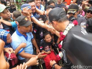 Anak Kecil Pakai Jersey Agus-Sylvi, Timses: Itu Sulit Dikontrol Anak Kecil Pakai Jersey Agus-Sylvi, Timses: Itu Sulit Dikontrol