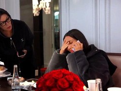 Tangis Kim Kardashian Saat Buka Suara Tentang Perampokan Paris