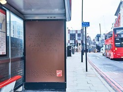 Wah, Papan Iklan Ini Gunakan Cokelat untuk Bentuk Huruf Braille!