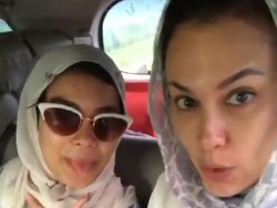 Cantiknya Sophia Latjuba dan Eva Celia yang Kompak Berkerudung