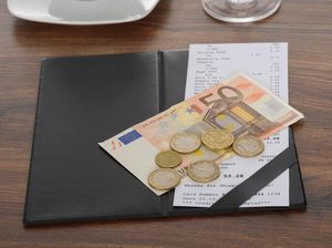 Di Tengah Wabah Corona, Pasangan Ini Beri Tip Ratusan Juta untuk Restoran