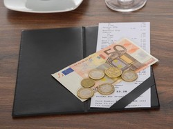 Di Tengah Wabah Corona, Pasangan Ini Beri Tip Ratusan Juta untuk Restoran