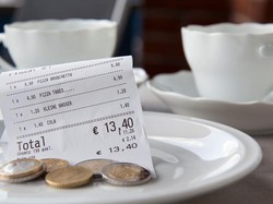 Apa Beda Antara Service Tax dan Service Charge di Restoran?