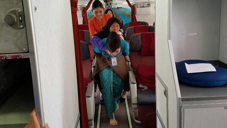 Cerita di Balik Pramugari Garuda Gendong Nenek Turun Pesawat
