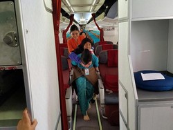 Menhub Apresiasi Pramugari Garuda Gendong Nenek Turun Pesawat