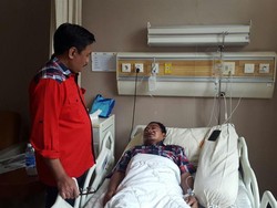 Djarot Jenguk Kader PDIP yang Diduga Dikeroyok di Jakarta Barat