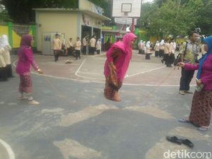 Ketika Guru dan Siswa Nostalgia Permainan Tradisional Bersama