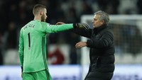 Jose Mourinho yang terkenal berlidah tajam pun tak bisa mengesampingkan David De Gea semasa melatih MU pada periode 2016-2018. Foto: REUTERS/Eddie Keogh  