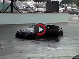 Nekat Terobos Banjir, Mobil Super Ini Akhirnya Mogok