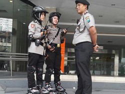 Ketika Polisi-polisi Cantik Patroli di Car Free Day Tunjungan