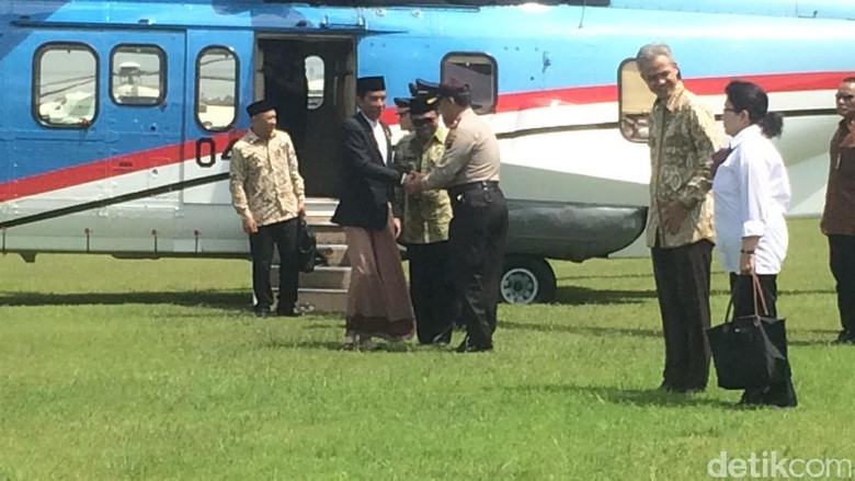 Warga Pekalongan Antusias Sambut Kedatangan Jokowi