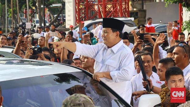 Ketua Umum Partai Gerindra Prabowo Subianto Ketua Umum Partai Gerindra Prabowo Subianto usai memimpin rapat 8 ribu kader Gerindra DKI Jakarta, di JIExpo, Kemayoran, Jakarta, Minggu (8/1).