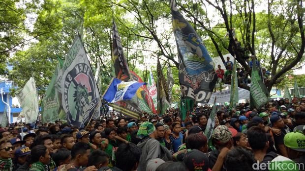 Persebaya Berhak Tampil di Divisi Utama, Bonek Luapkan Kegembiraan