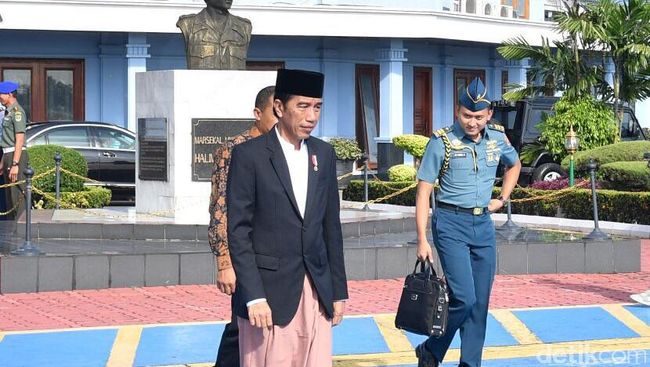 Saat Jokowi 'Tantang' Santri Ponpes Pekalongan Sebutkan 