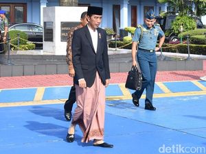 Ditanya Merek Sarungnya, Jokowi: Masa Perlu Saya Copot?