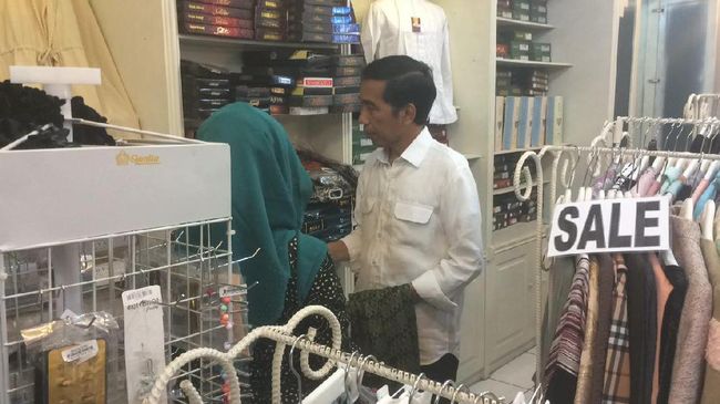 Jokowi Beli Sarung di Plaza Pekalongan Usai Hadiri Maulid Nabi