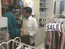 Jokowi Beli Sarung di Plaza Pekalongan Usai Hadiri Maulid Nabi