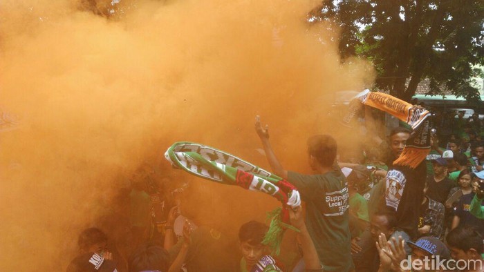 Bonek Tumpengan di Mess Persebaya