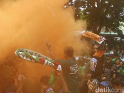 Bonek Tumpengan di Mess Persebaya