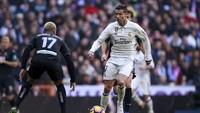 Madrid semakin jauh meninggalkan Granada. Sebelum laga genap berjalan setengah jam, Madrid sukses mencetak gol ketiganya lewat Ronaldo. Gonzalo Arroyo Moreno/Getty Images.