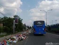 Jalanan di Kota Pekanbaru Dipenuhi Tumpukan Sampah