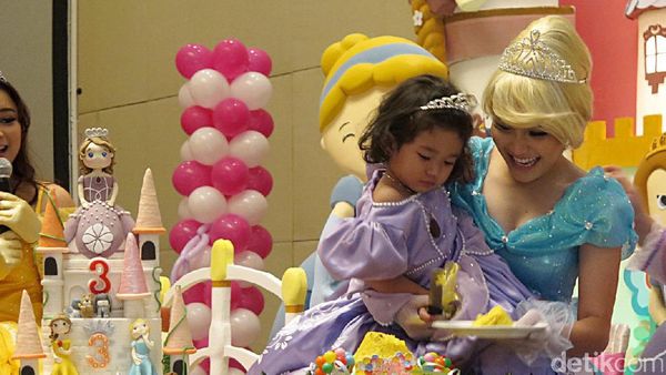 Intip Kompaknya Gaya Ayu Ting Ting dan Putrinya