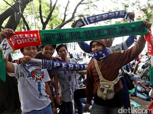 Massa Bonek Padati Gor Pajajaran