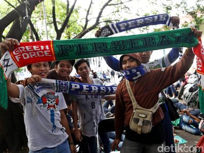 Massa Bonek Padati Gor Pajajaran