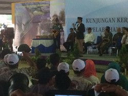 Jokowi Beri Biskuit untuk Ibu Hamil dan Anak-anak di Pekalongan