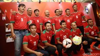 Ke-13 eks kapten Indonesia tersebut adalah Hery Kiswanto (1985-1987), Ricky Yakobi (1987-1990), Ferril Raymond Hattu (1991-1992), Robby Darwis (1992-1995), Sudirman (1996), Fahri Husaini (1997), Aji Santoso (1998-2000), Bima Sakti (2001), Kurniawan Dwi Yulianto (2002), Ponaryo Astaman (2004-2008), Charis Yulianto (2008-2010), Bambang Pamungkas (2010-2012), dan Firman Utina (2012-2014).
