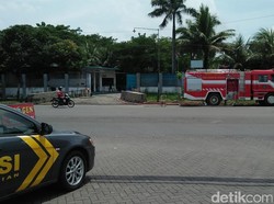 Setelah 12 Jam Terbakar, Pabrik Ban di Sidoarjo Padam