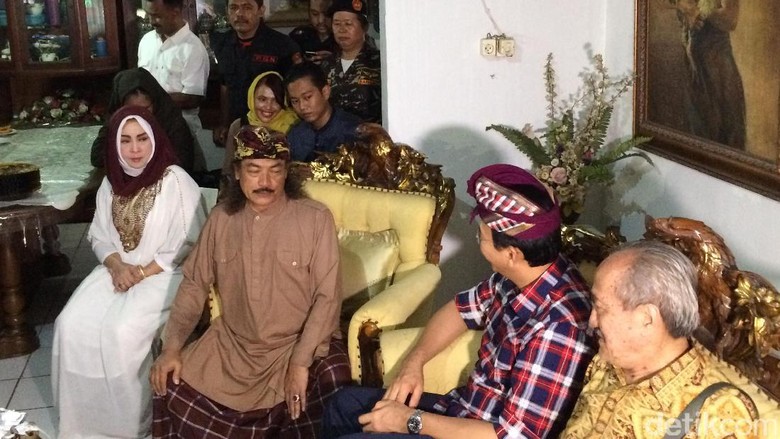 Ahok Diberi Tanda Cinta saat Kunjungi Ponpes Pimpinan Gus Nuril