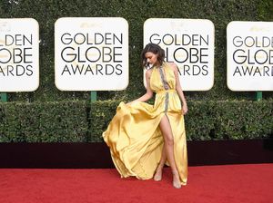 So Sexy! Emily Ratajkowski Pamer Kaki Jenjang