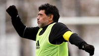 Setelah beberapa saat bermain, Maradona terlihat sangat lelah. REUTERS/Arnd Wiegmann.