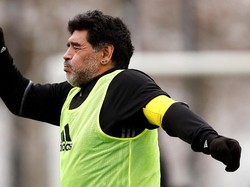 Setelah beberapa saat bermain, Maradona terlihat sangat lelah. REUTERS/Arnd Wiegmann.