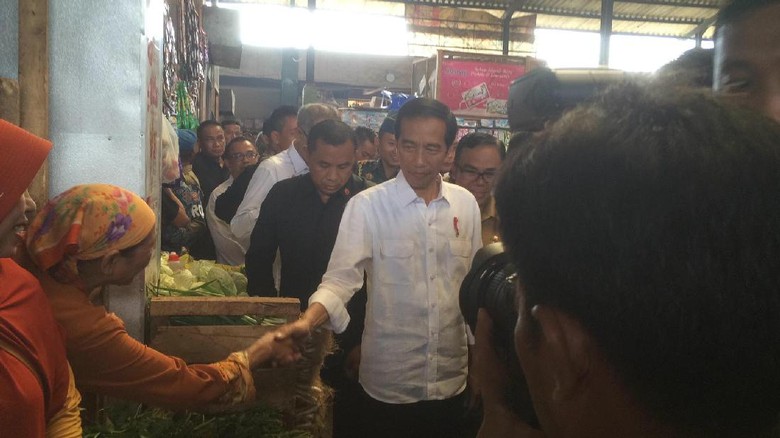 Jokowi Blusukan ke Pasar: Harga Cabai Rawit Merah Rp 100 Ribu/Kg