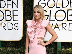 Pelukan Hangat si Kecil untuk Carrie Underwood Saat Konser