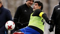 Pesepakbola legenda asal Argentina yang kini berusia 56 tahun itu terlihat masih sangat lincah. REUTERS/Arnd Wiegmann.