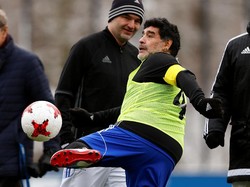 Pesepakbola legenda asal Argentina yang kini berusia 56 tahun itu terlihat masih sangat lincah. REUTERS/Arnd Wiegmann.