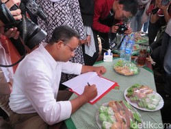 Anies Teken Kontrak Politik dengan Warga Bukit Duri